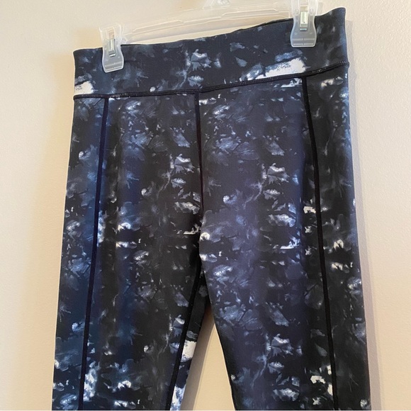 C’est Moi. Activewear Leggings. Reversible. Size Large. - Picture 2 of 6